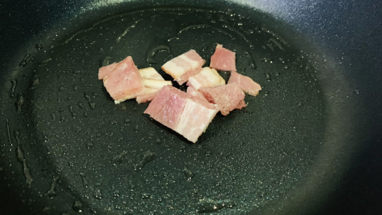 培根炒蛋,锅刷上油,加入培根