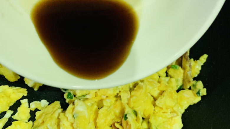 培根炒蛋,蛋液凝固,加入料汁