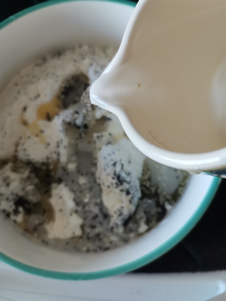 香酥芝麻条,到入适量清水,边到边搅拌