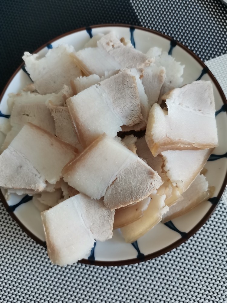 回锅肉,上锅蒸熟,蒸好的五花切片