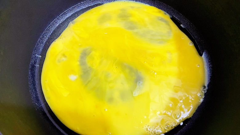 培根炒蛋,锅中倒入适量的食用油烧热,倒入蛋液