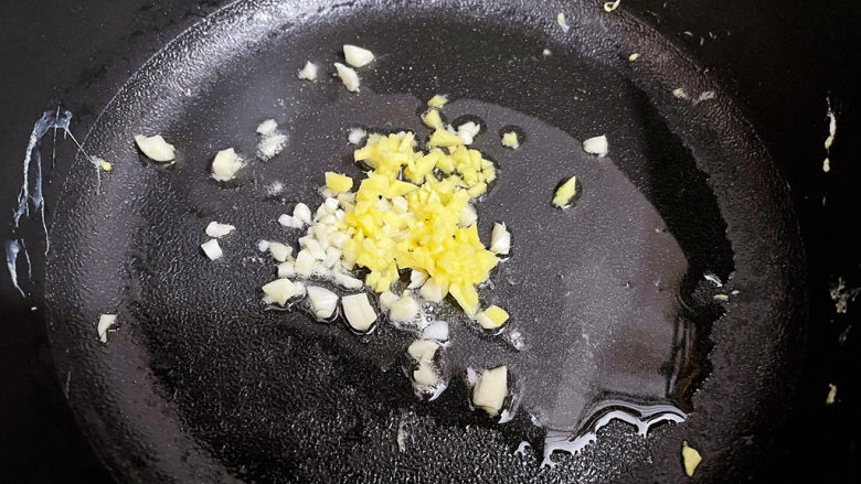 培根炒蛋,原锅倒入适量的食用油烧热,放入蒜末姜末爆香