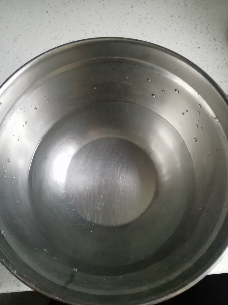 蔬菜包子,水烧开以后凉到剩下一点温度。用手试下,不烫,大概三十度左右