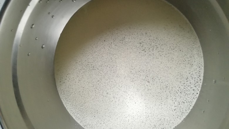 蔬菜包子,撒上酵母,一般我们厨房都没有精密仪器去量用量,所以看这个撒到水面这个样子就可以了。