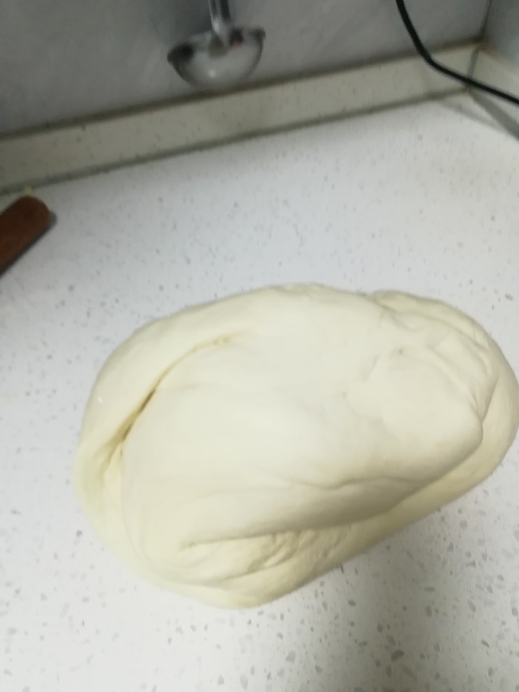 蔬菜包子,倒一点食用碱,用玻璃瓶子擀细,揉匀。一定要反复多揉,如果感觉面太软可以加面粉揉。