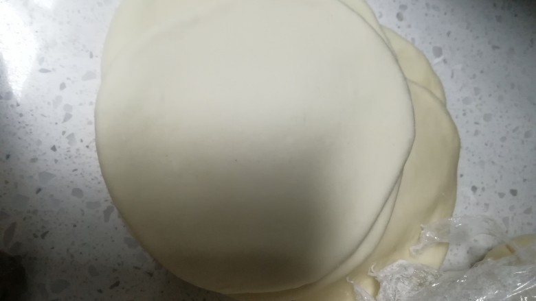 蔬菜包子,擀好包的时候把边延捏薄一点,这样包起来好包,也好看