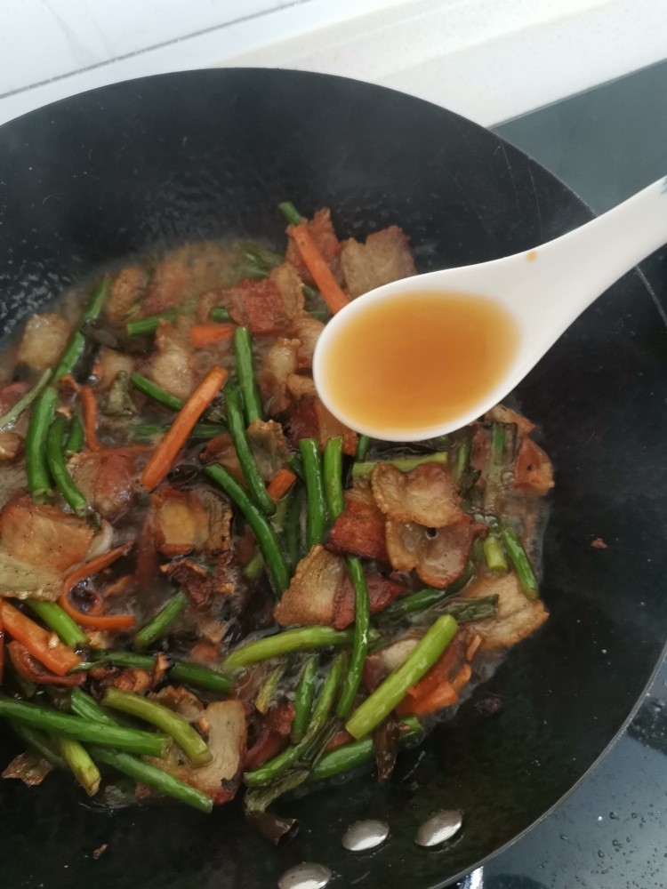 回锅肉,加入提前调好的料汁,大火翻炒收汁出锅