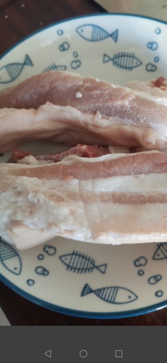 回锅肉,洗干净五花肉,冷水泡一会