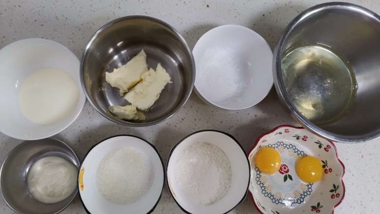 半熟芝士蛋糕,称好所有食材备用,把蛋黄和蛋清分离在2个无水无油的容器里