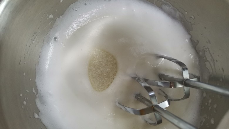 半熟芝士蛋糕,继续打发至出现纹路时加入第三次(最后的白砂糖)