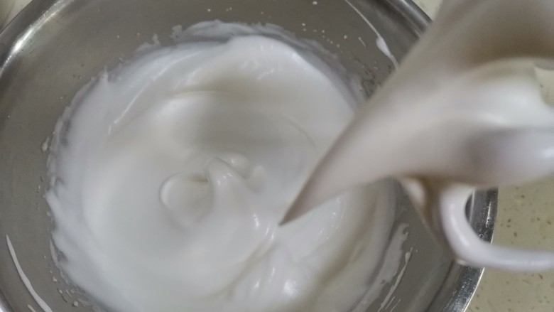 半熟芝士蛋糕,继续打发至湿性发泡,提起打蛋器有小弯勾,蛋白不要打发过了