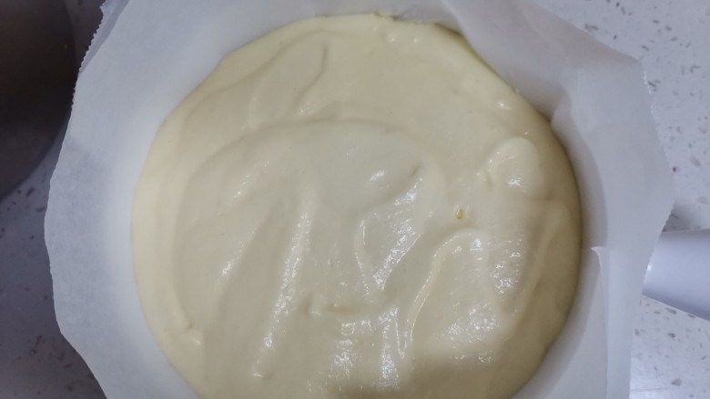 半熟芝士蛋糕,倒入烤碗,烤碗提前铺好油纸,手拍碗底震出气泡