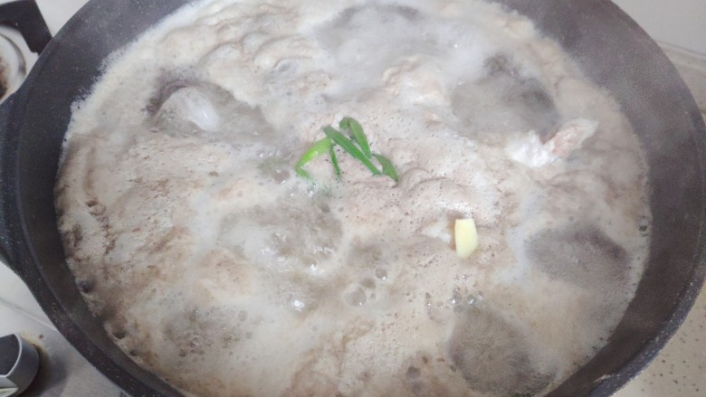 黄豆猪脚汤,大火煮七八分钟(水开后开始计时)