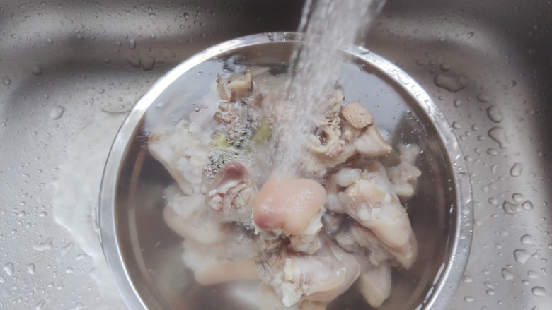黄豆猪脚汤,煮好的猪脚用温水冲洗掉表面的脏东西(千万不要用冷水)