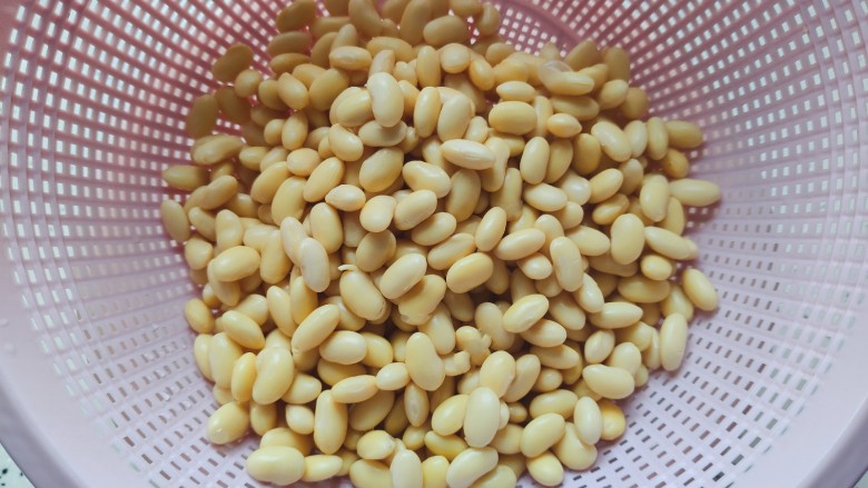 黄豆猪脚汤,泡好的黄豆洗净,控干水分