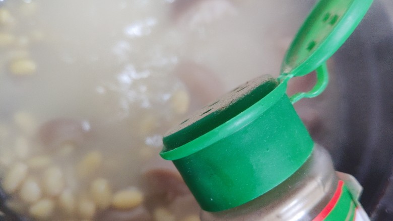 黄豆猪脚汤,加少许胡椒粉,搅拌均匀