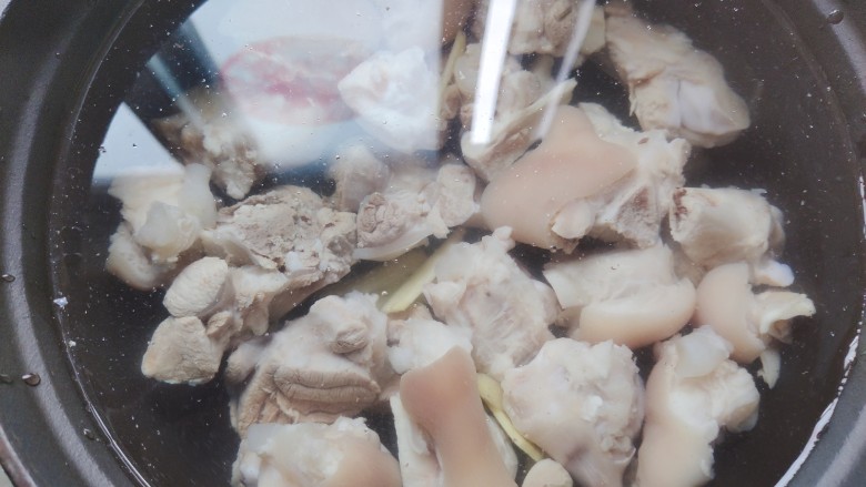 黄豆猪脚汤,加入适量清水,适量的意思是,有几个人喝汤就加多少水,根据自己的实际情况而定