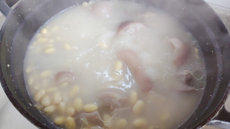 黄豆猪脚汤,两个小时之后,看,奶白色的汤,正!