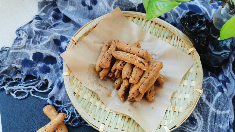 香酥芝麻条,完成,可以开吃了。