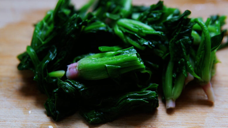 炒合菜,菠菜攥干水分,切寸段