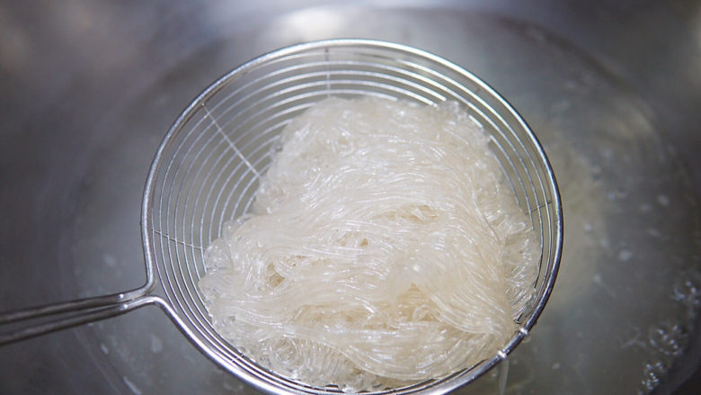 炒合菜,<a style='color:red;display:inline-block;' href='/shicai/ 8780'>红薯粉</a>焯水至透明状,捞出过冷水