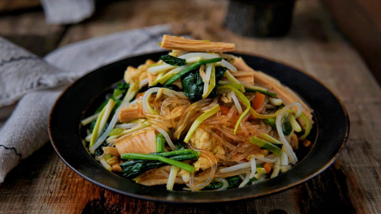 炒合菜,不管是配米饭,还是馒头、烙饼,这道菜都特别合口,咸鲜爽口,一大盘上桌,家人都抢着吃,好吃,营养丰富