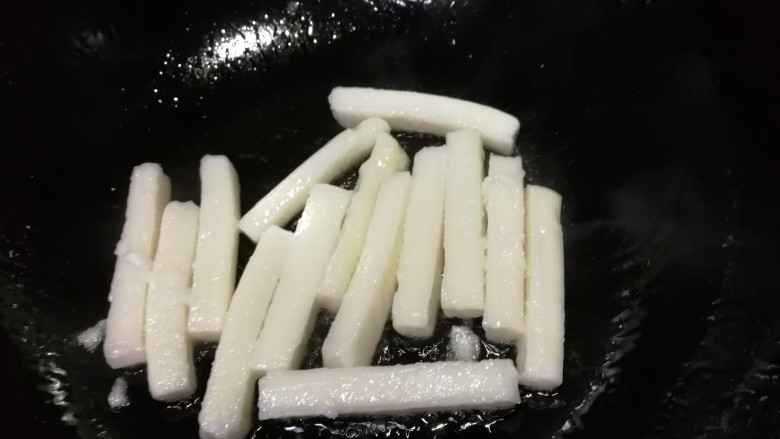 脆皮年糕,油热放入年糕条,中小火慢煎。