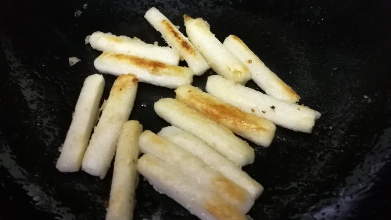 脆皮年糕,把每个面煎至金黄,外皮煎至酥脆。