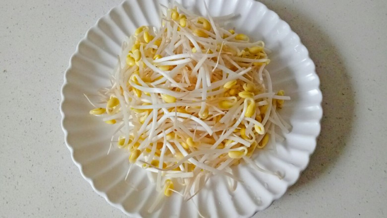 炒合菜,<a style='color:red;display:inline-block;' href='/shicai/ 2692'>黄豆芽</a>淘去豆芽皮,沥干水份备用