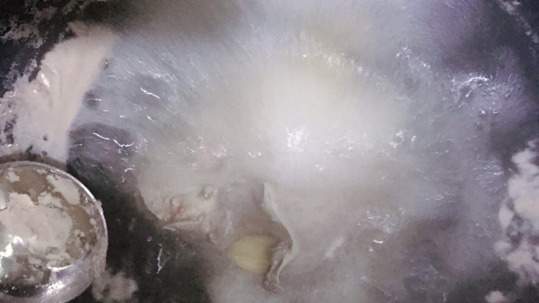 白切猪肝,水开后撇去浮末,转中小火煮20分钟左右