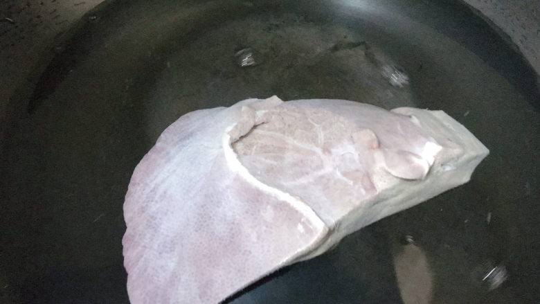 白切猪肝,冷锅冷水,加入猪肝