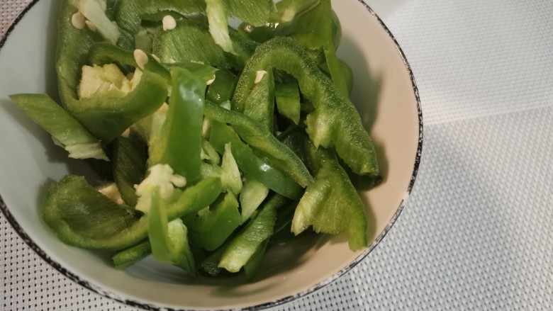 培根炒蛋,<a style='color:red;display:inline-block;' href='/shicai/ 62'>辣椒</a>切丝