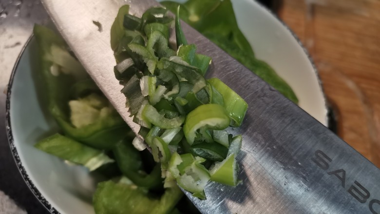 培根炒蛋,<a style='color:red;display:inline-block;' href='/shicai/ 3250'>葱</a>切碎