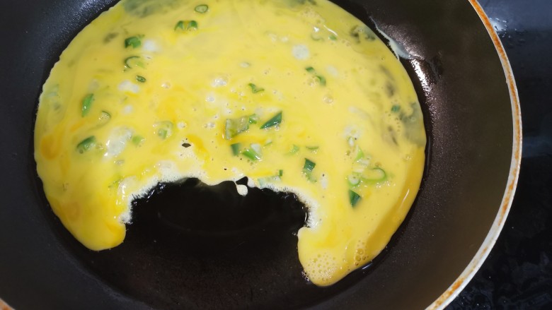 培根炒蛋,锅里放油，油热后加入鸡蛋