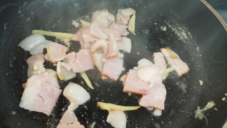 培根炒蛋,翻炒刚刚有点卷曲即可