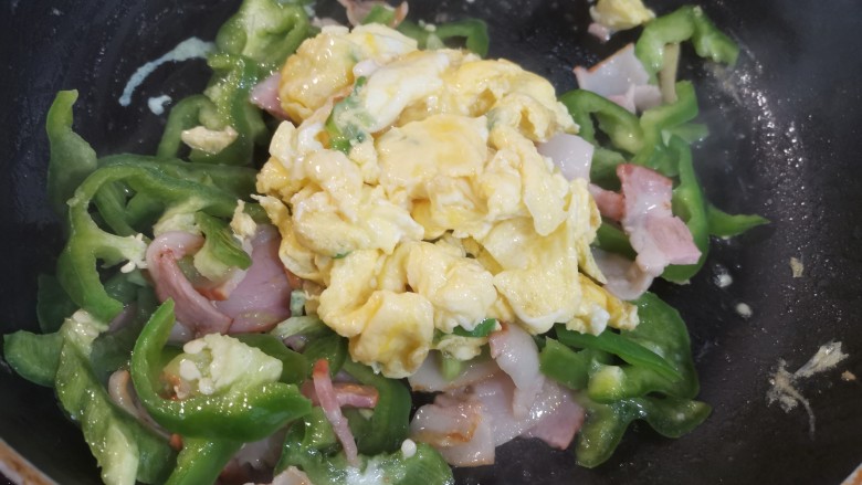 培根炒蛋,加入鸡蛋翻炒