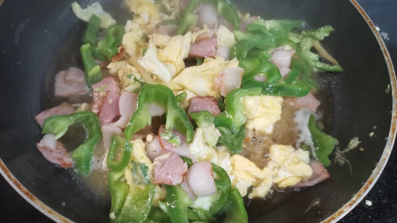 培根炒蛋,加入料汁，继续翻炒一会儿，收汁