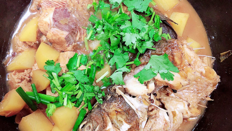 啤酒炖草鱼,撒上香菜、<a style='color:red;display:inline-block;' href='/shicai/ 3232'>香葱</a>,即可出锅了!