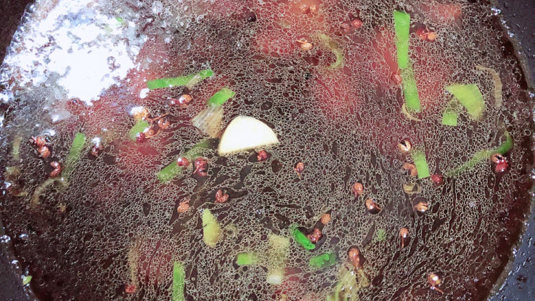 啤酒炖草鱼,加入水,烧开锅。