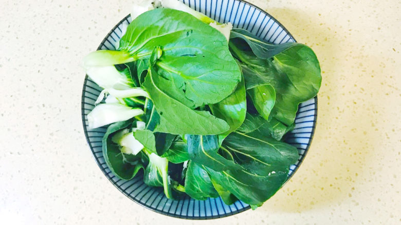 鸡蛋炒河粉,太湖菜洗净,摘干净,控干水分