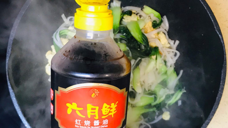 鸡蛋炒河粉,再加一点<a style='color:red;display:inline-block;' href='/shicai/ 762'>老抽</a>调色,翻拌均匀