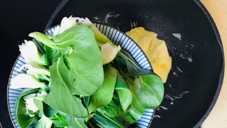 鸡蛋炒河粉,倒入太湖菜