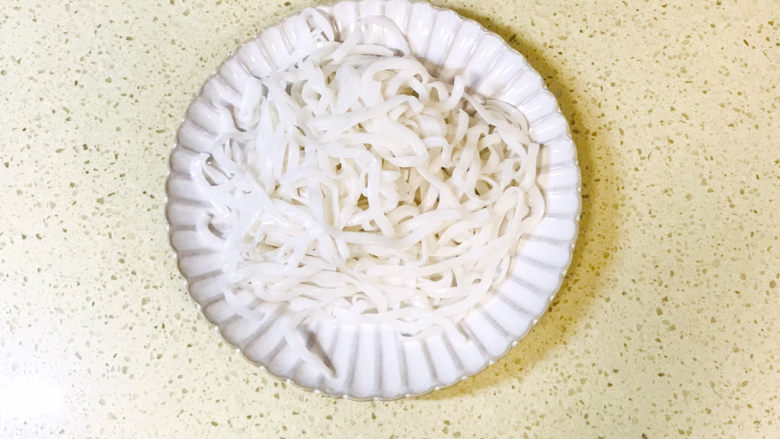鸡蛋炒河粉,<a style='color:red;display:inline-block;' href='/shicai/ 532'>河粉</a>倒出来,用清水冲洗干净
