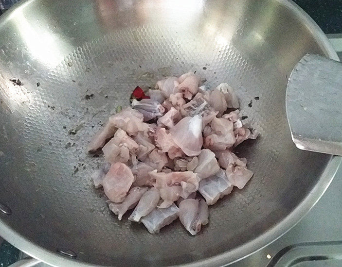 红烧牛蛙,重新倒油,下另一半葱姜干辣椒爆香,放入牛蛙