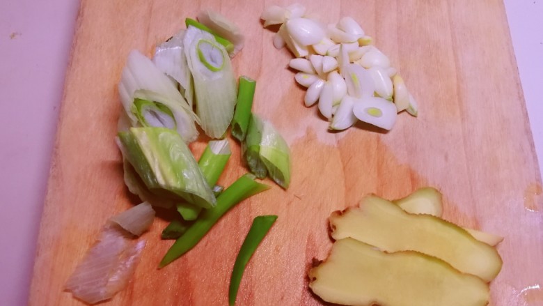 啤酒炖草鱼,葱切段 姜蒜切片。
