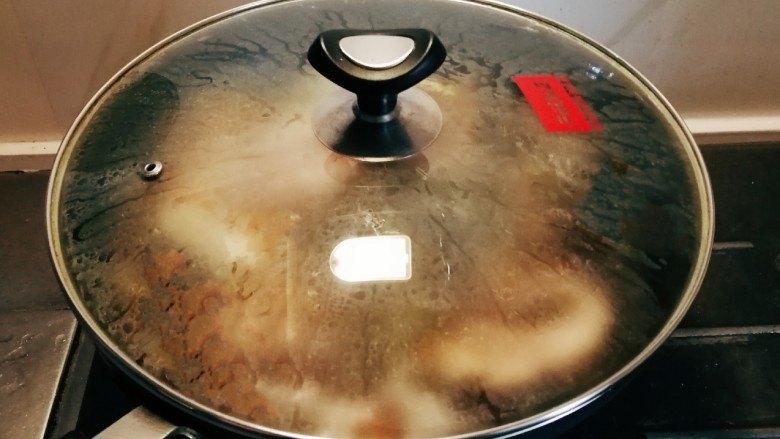 啤酒炖草鱼,加盖炖,大火烧开。