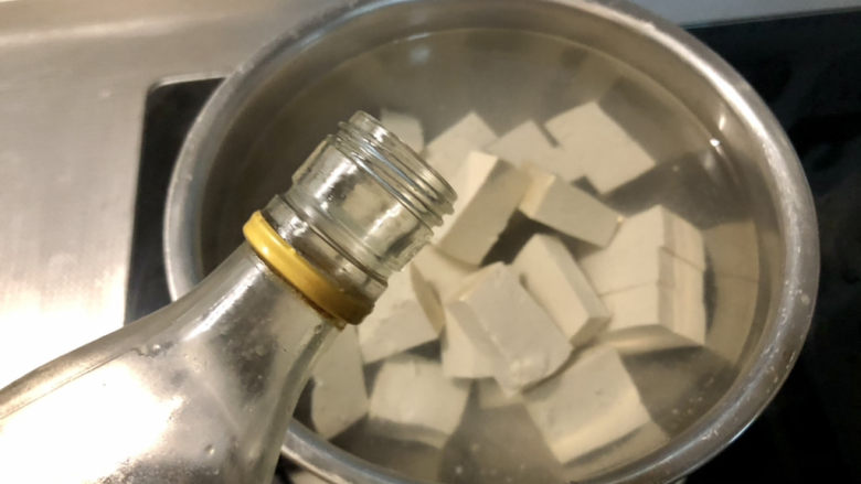 红烧武昌鱼➕豆腐红烧武昌鱼,冷水下锅,加一茶匙料酒,煮开后再煮一分钟
