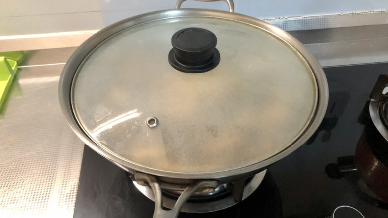 红烧武昌鱼➕豆腐红烧武昌鱼,加盖,中小火炖煮15分钟,中间可以翻面一次,让鱼身两面都能入味