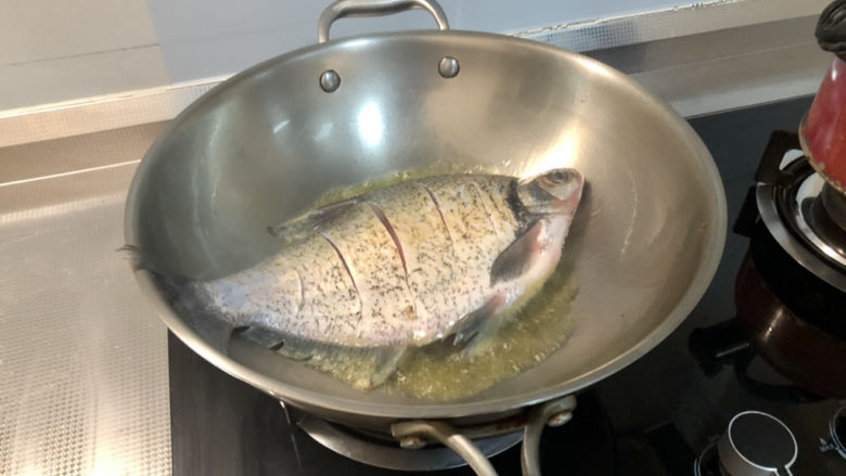 红烧武昌鱼➕豆腐红烧武昌鱼,热锅后加适量食用油,油热后,下武昌鱼,中火煎制,不要急着碰鱼,以免鱼破皮