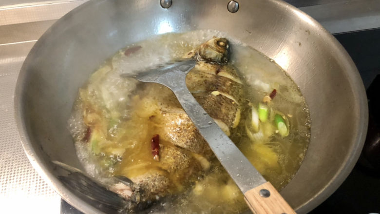 红烧武昌鱼➕豆腐红烧武昌鱼,加适量的热水,没过鱼身一多半